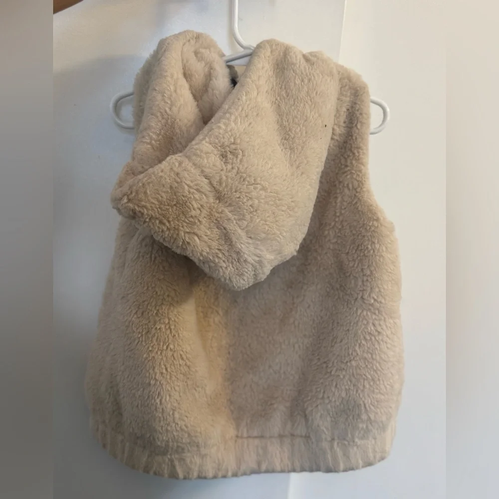 Zara faux fur vest with a‎ hood and zip closure
